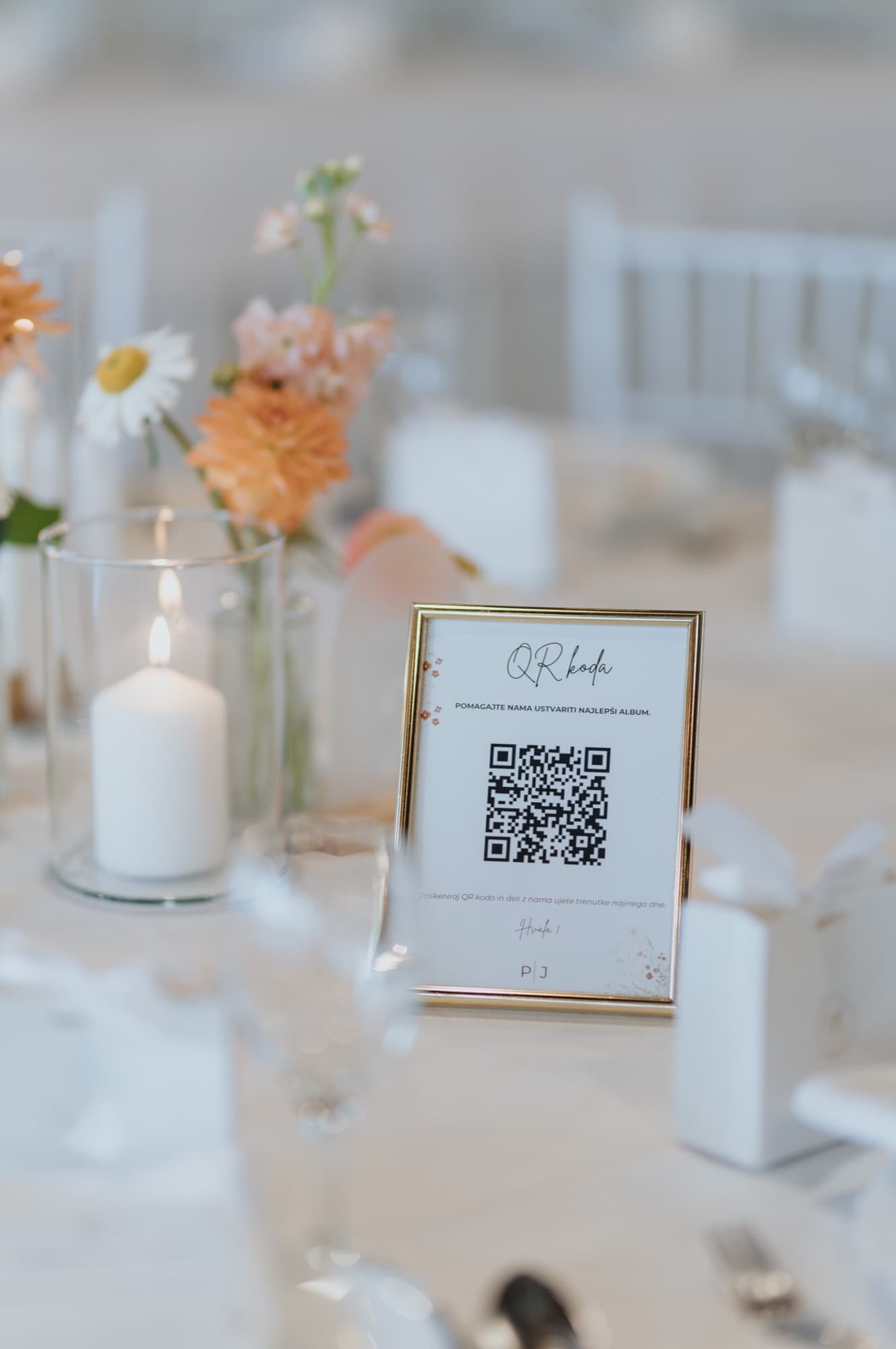 Poročna QR koda v okvirju med dekoracijo